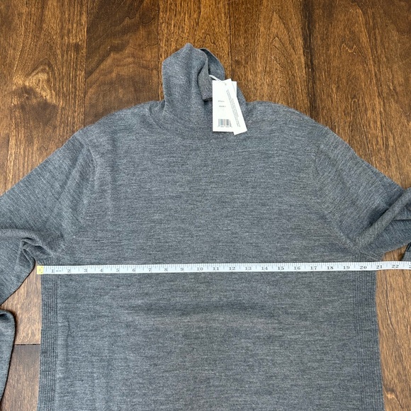 Vince men cashmere blendturtle neck sweater. Size M. Grey.